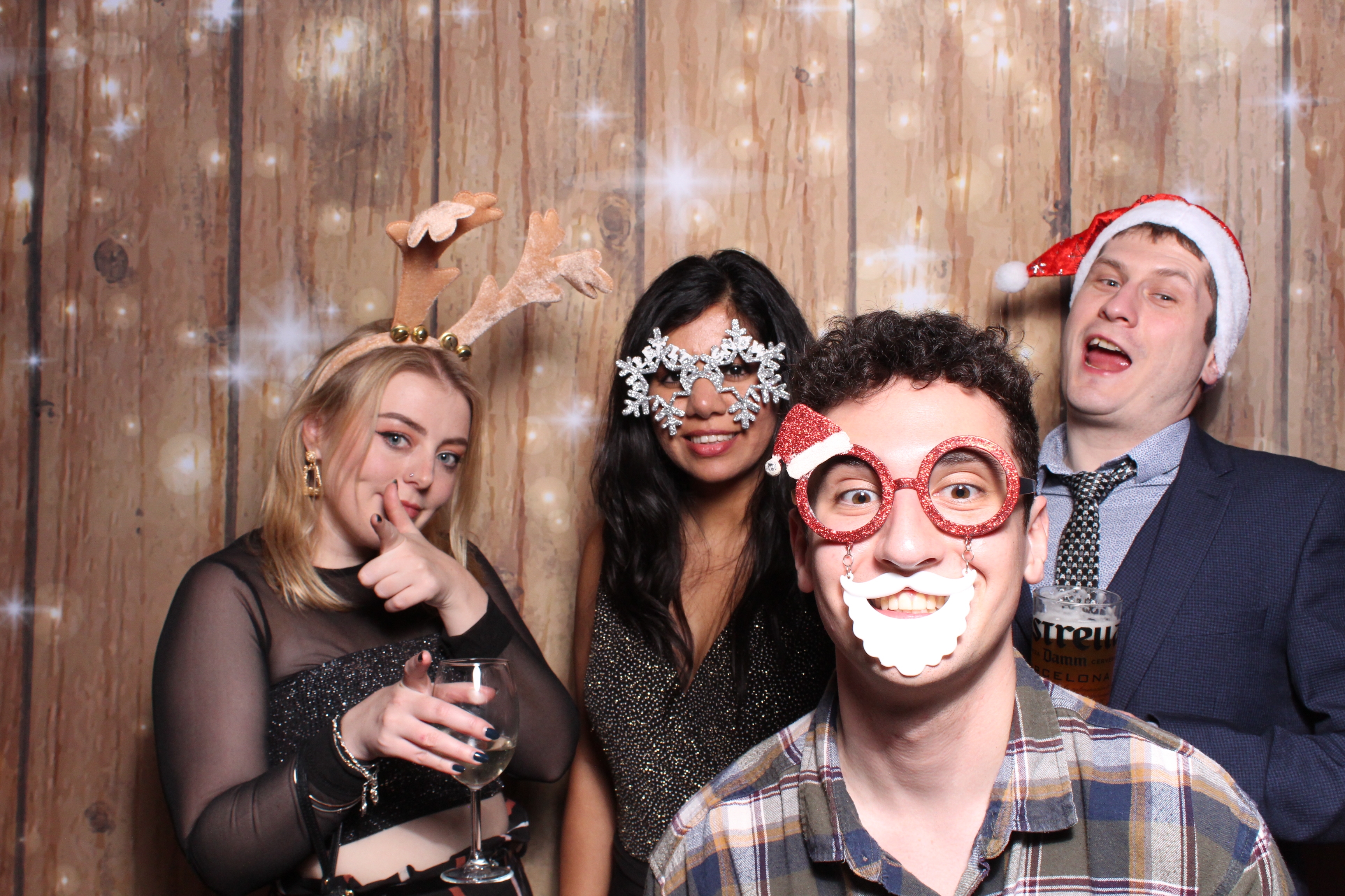Tes Christmas party  | View more photos from the event at gallery.magicimages.uk/u/MagicImages/Tes-Christmas-party